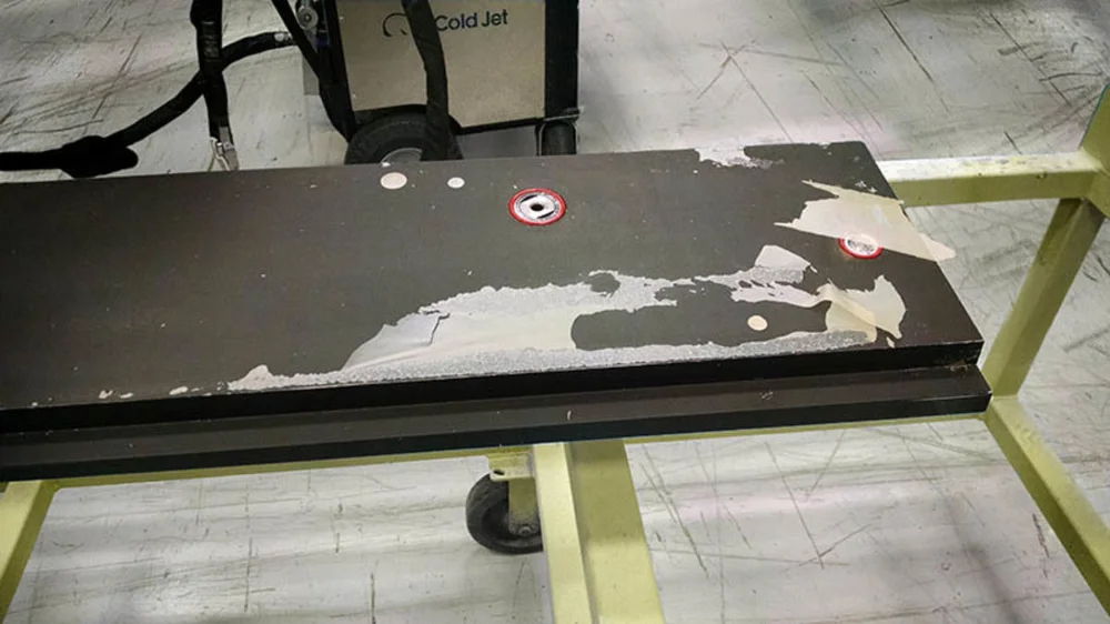 Droogijsstralen in de kunststofindustrie