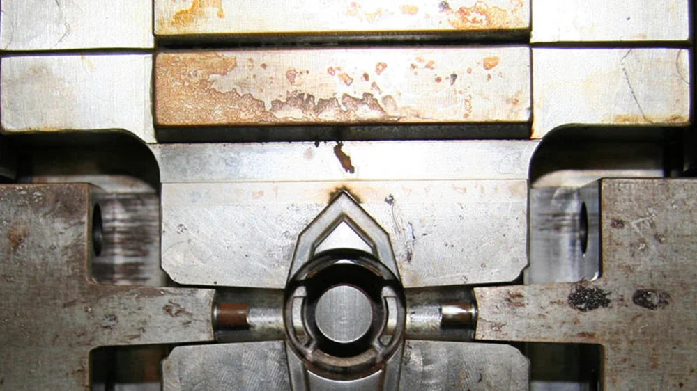 Droogijsstralen in de kunststofindustrie