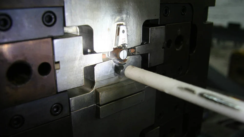 Droogijsstralen in de automotive industrie