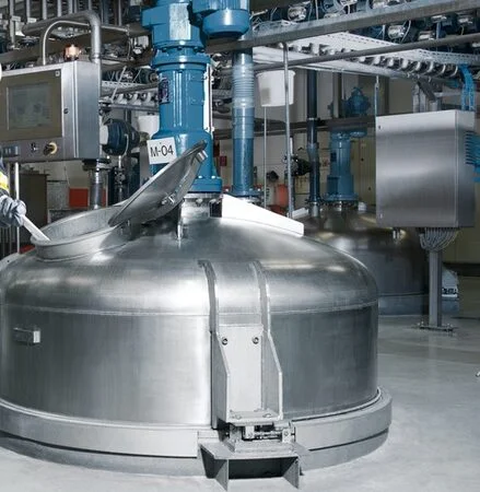 Opslagtanks en koelinstallaties reinigen met droogijs in de voedingsindustrie