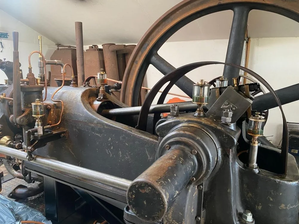 Metaal en machines ontlakken reinigen met droogijs in de restauratie en sanering