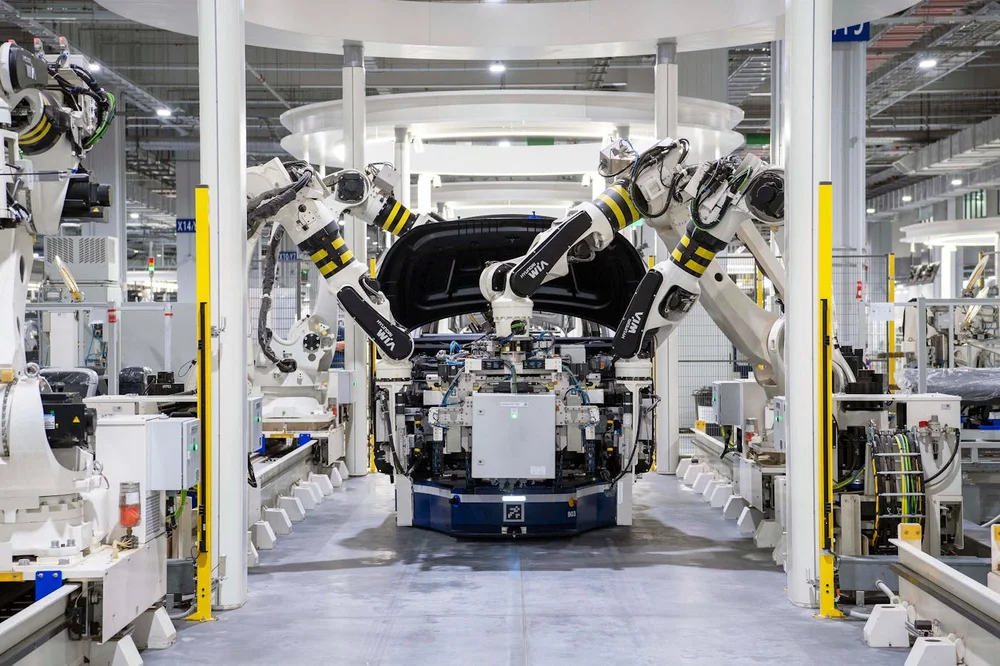 Geautomatiseerde automotive productielijn met robotarmen