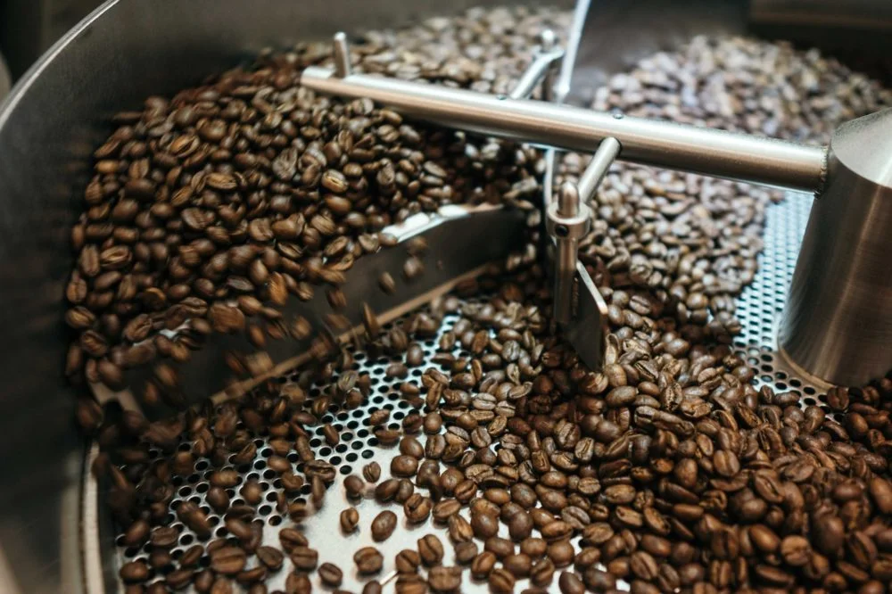 Zonder chemicaliën reinigen met droogijs in de koffiebranderij