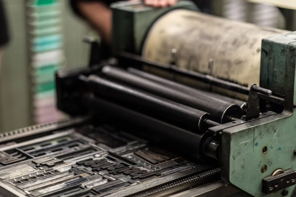 Industriele drukpers in een drukkerij
