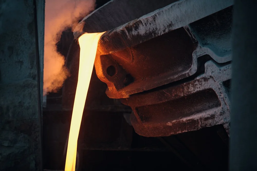 Vloeibaar metaal gieten in een industriele gieterij