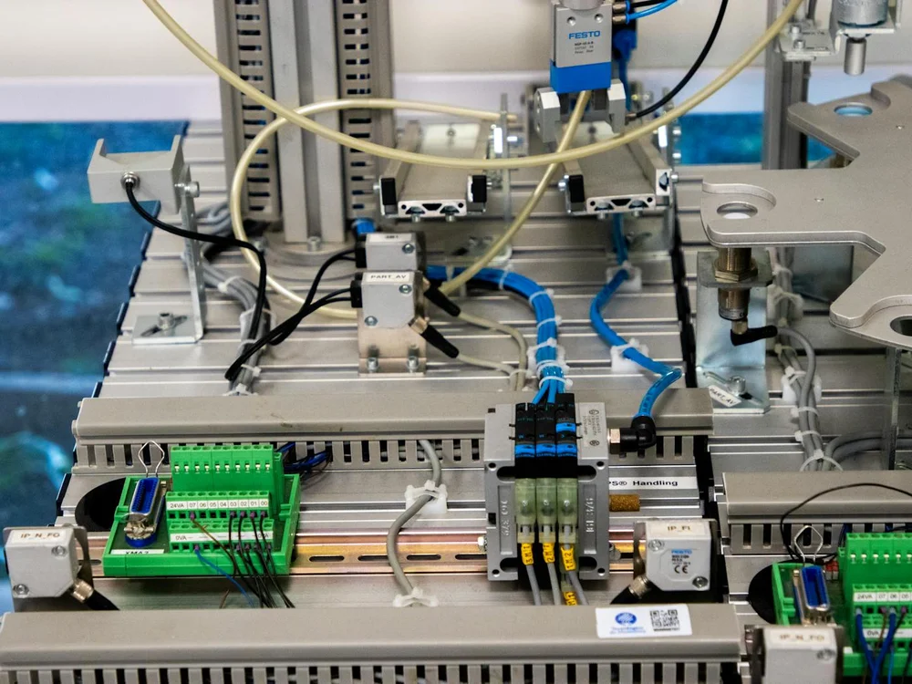Sensoren en veldcomponenten reinigen met droogijs in de elektronica en besturingen