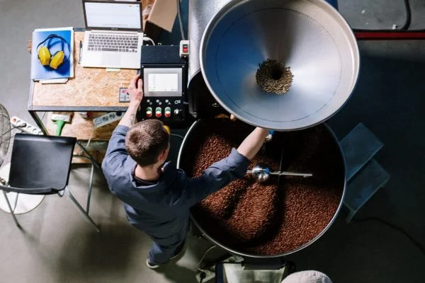 Droogijsstralen in de koffiebranderij