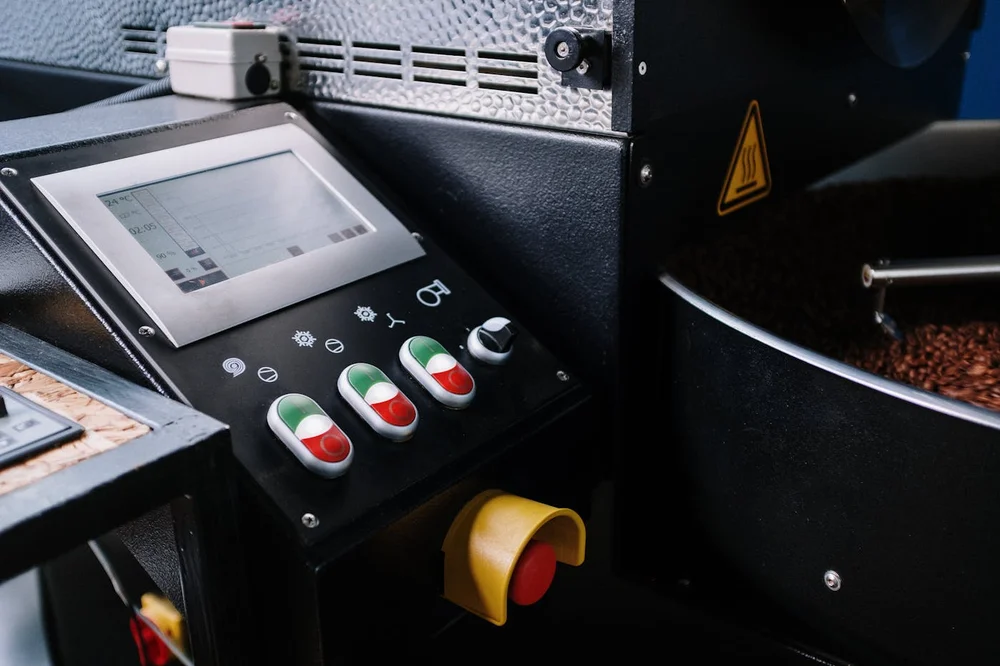 Koffiebrandmachine in een koffiebranderij