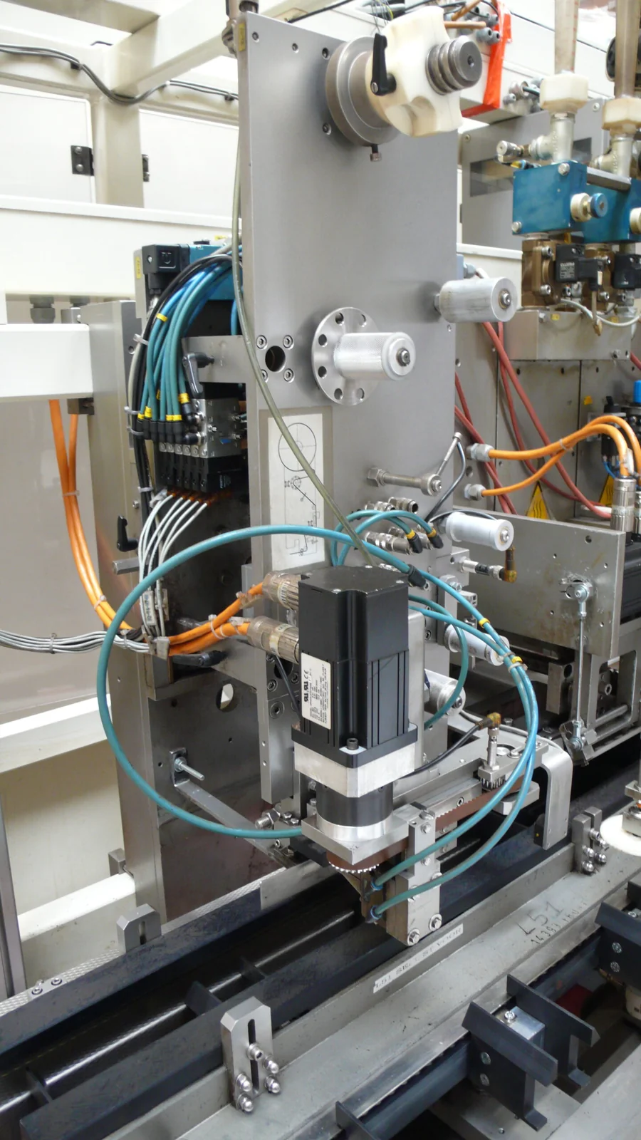 Machineonderdeel met aandrijving en pneumatische slangen