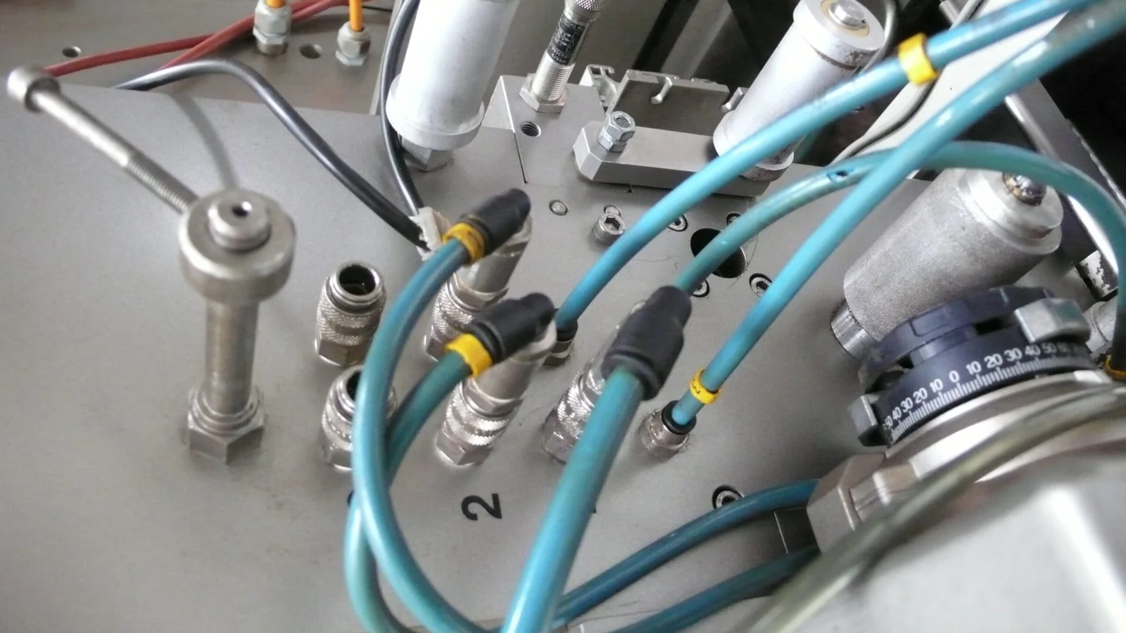 Kleppen en pneumatische slangen van een productiemachine