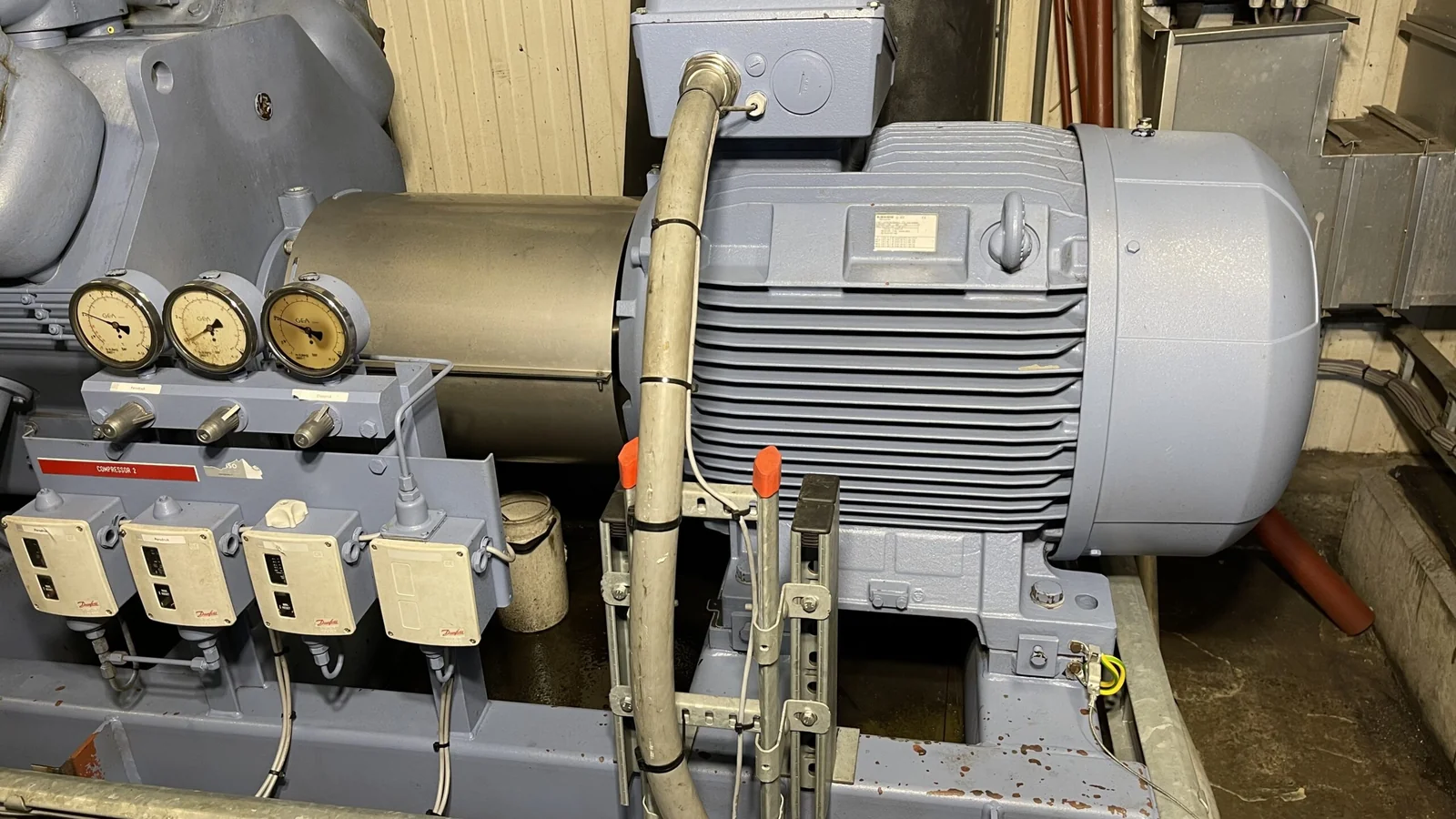 Elektromotor met aggregaat in een werkplaats