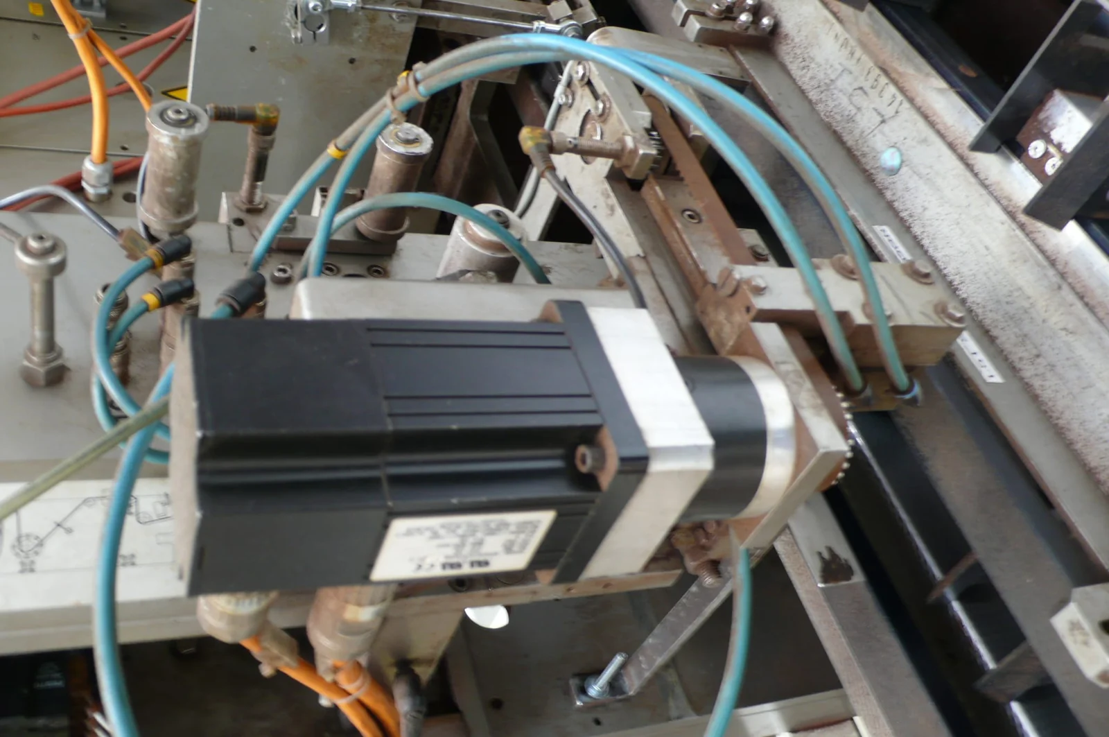 Actuator met pneumatische slangen in een productiemachine